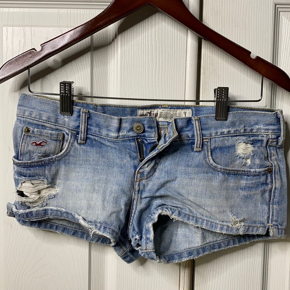Hollister distressed low rise jean shorts size 1